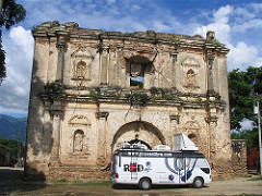 El bus de EnRed en la iglesia Antigua