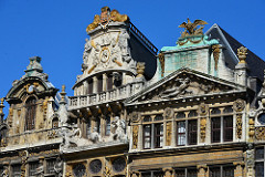 Fronton en forme de l