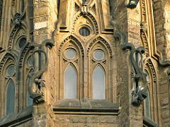 Ventanas algo goticas, pero que funcion hacen esas lagartijas? * Son las Gargolas