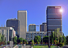 Grandes casas son, levantadas con material de ruinas