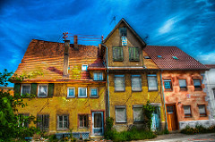 Ein heftiger Kontrast in der sonst so schicken Outlet City Metzingen, BW --- A sharp contrast in the otherwise noble Outlet City Metzingen