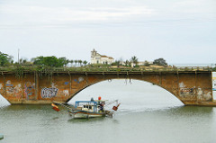 Visão da Ponte e a Igreja de barra de São João ao fundo.