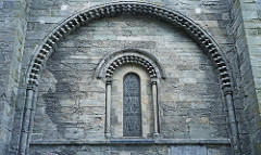 Detalj fra Nidaros Domkirke - Romansk Bue med Chevron (1984)