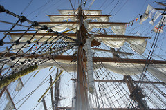 Velas del buque mexicano Cuauctemoc