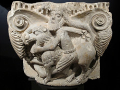 Sansón luchando con el león * Capitel