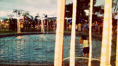 Menina no chafariz em véspera de natal.