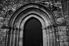Church of Abade de Neiva, Front door arch