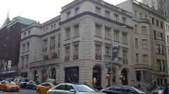 Admiring the holiday decor at Ralph Lauren on 72nd and Madison Avenue post photoshoot for new listing. Have to remind self that this was built from the ground up (across the road the Rhinelander Mansion dates from 1898...) #nbphoto #ues #fashion #madisona