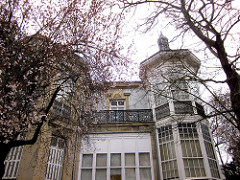 entre las caricias escondidas y los besos robados.