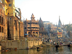 India-5374 - Approaching Manikarnika Cremation Ghat