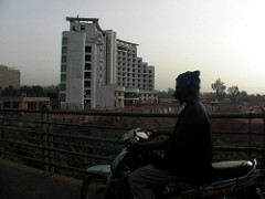 Hotelazo abandonado a orillas del Niger