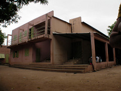 Acceso al teatro del INA
