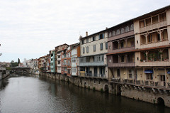 Castres (Francia)-Casas medievales sobre el Agout.