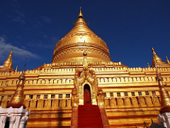 Shwezigon pagoda in Nyaung U (Myanmar 2013)
