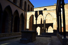 Claustre de la canònica de Cardona.